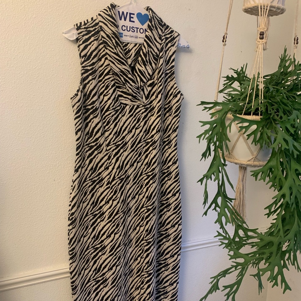 Calvin Klein Size 6 Dress, belted, classic, excellent condition, zebra